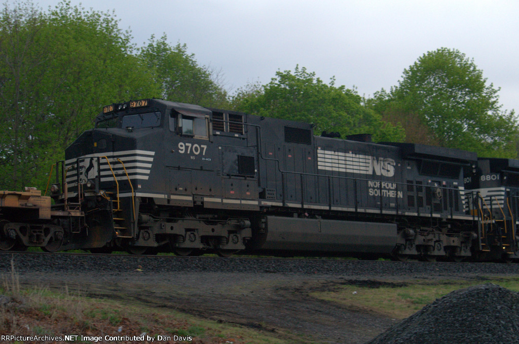 NS D9-44CW 9707 trails on 20T